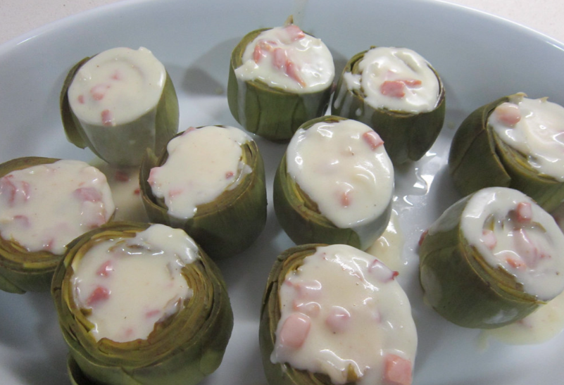 Alcachofas rellenas de jamón gratinadas al horno