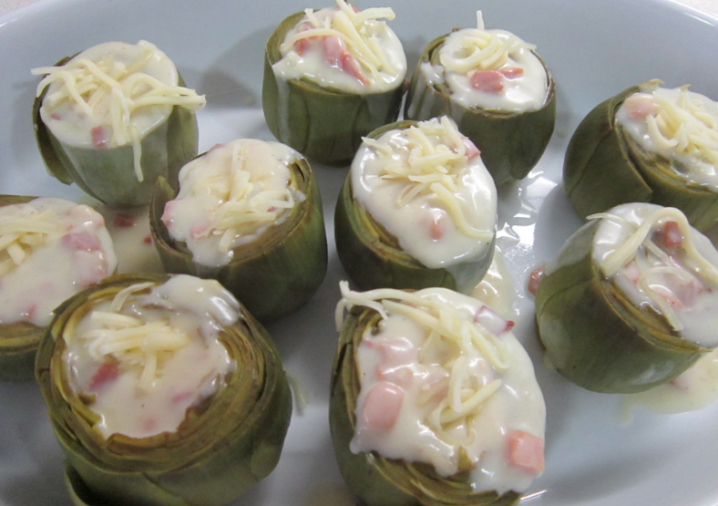 Alcachofas rellenas de jamón gratinadas al horno