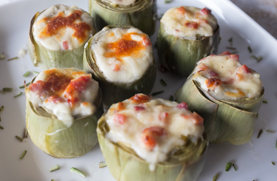 Alcachofas rellenas de jamón gratinadas al horno