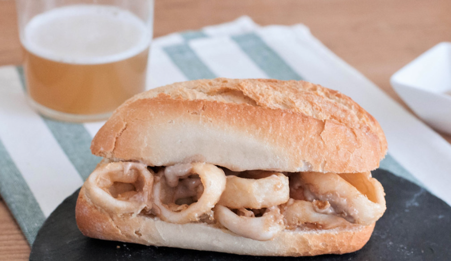 Bocata o bocadillo de calamares rebozados casero
