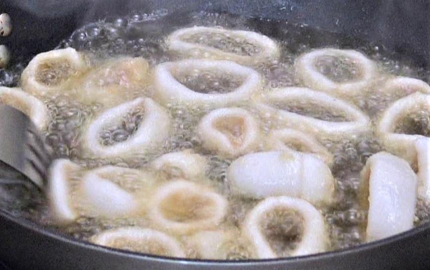 Bocata o bocadillo de calamares rebozados casero