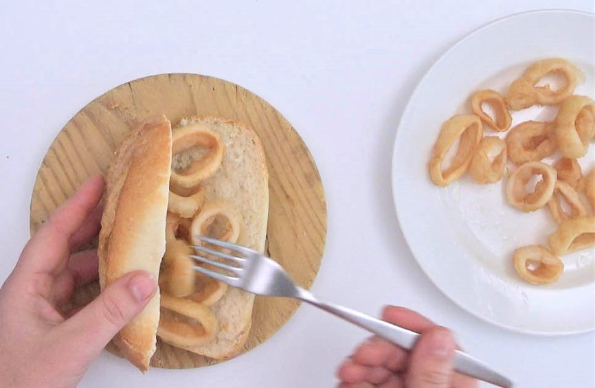 Bocata o bocadillo de calamares rebozados casero