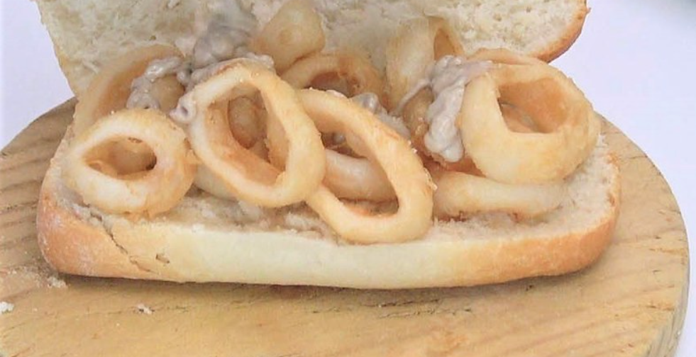 Bocata o bocadillo de calamares rebozados casero