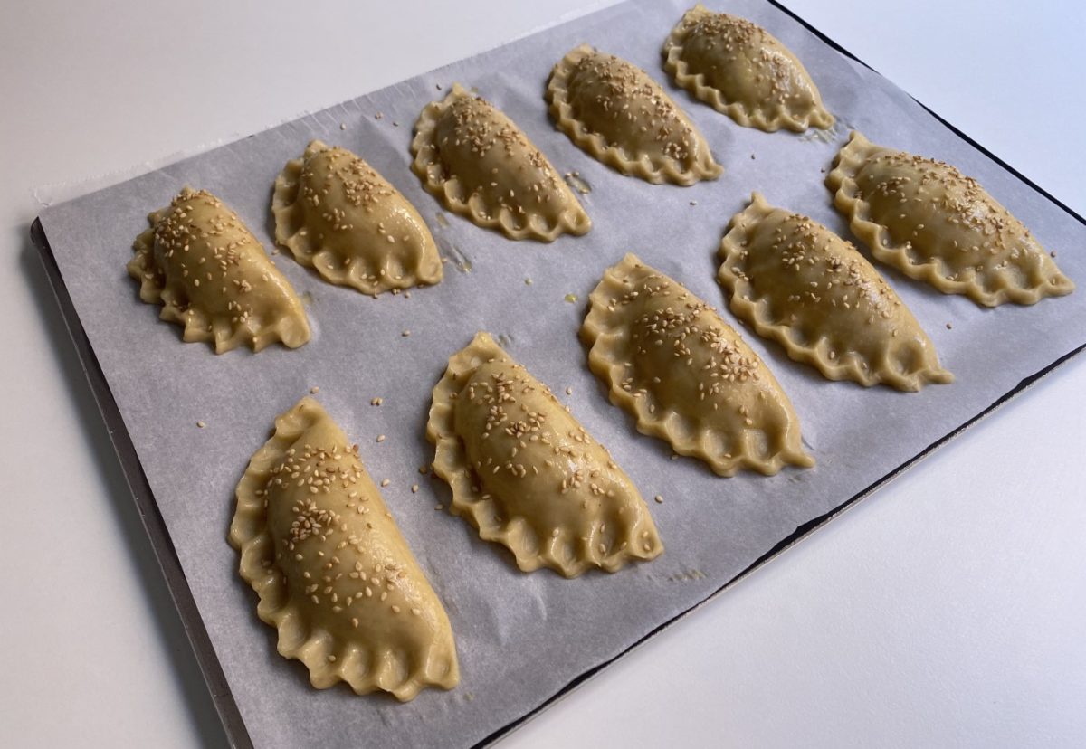 Borekas de queso y mezcla de hierbas. Empanadillas de origen turco