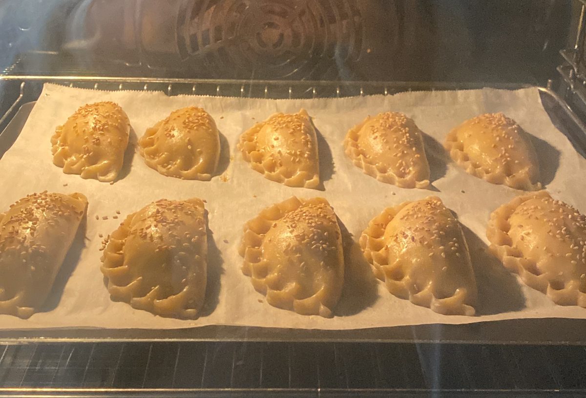 Borekas de queso y mezcla de hierbas. Empanadillas de origen turco