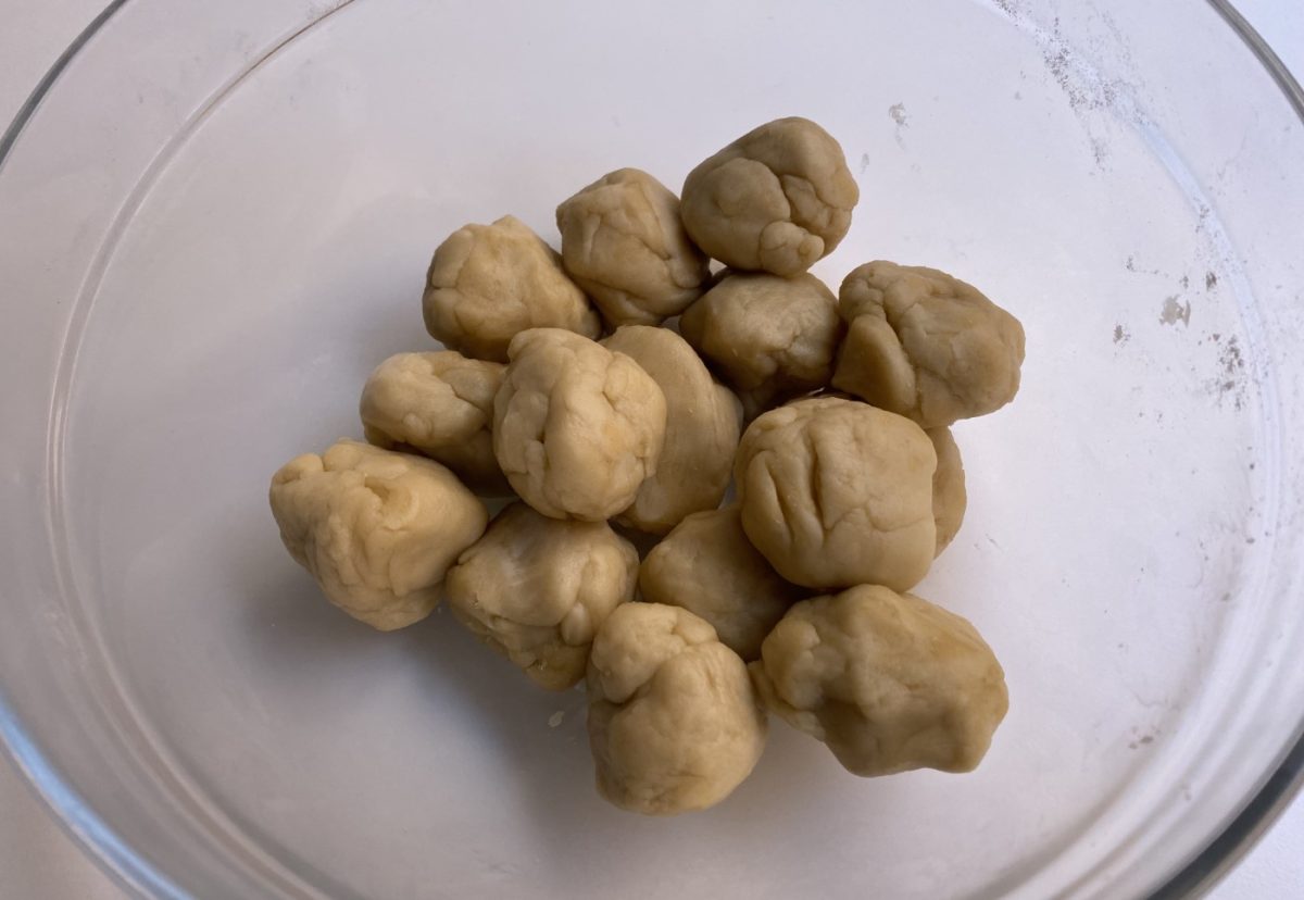 Borekas de queso y mezcla de hierbas. Empanadillas de origen turco