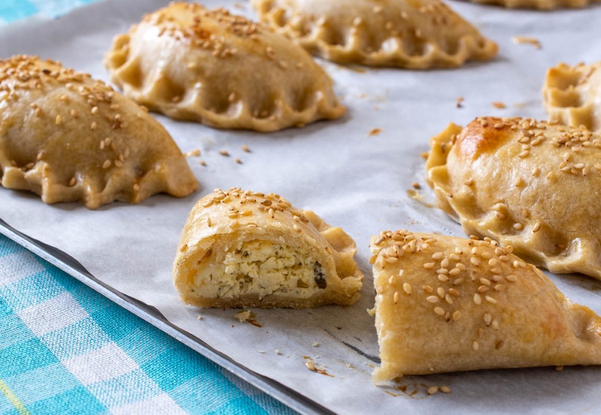 Borekas de queso y mezcla de hierbas. Empanadillas de origen turco