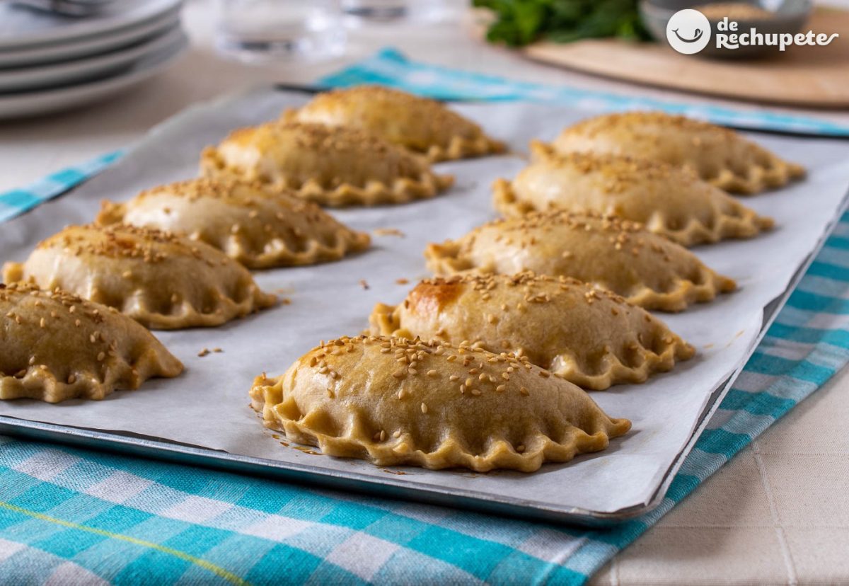 Borekas de queso y mezcla de hierbas. Empanadillas de origen turco