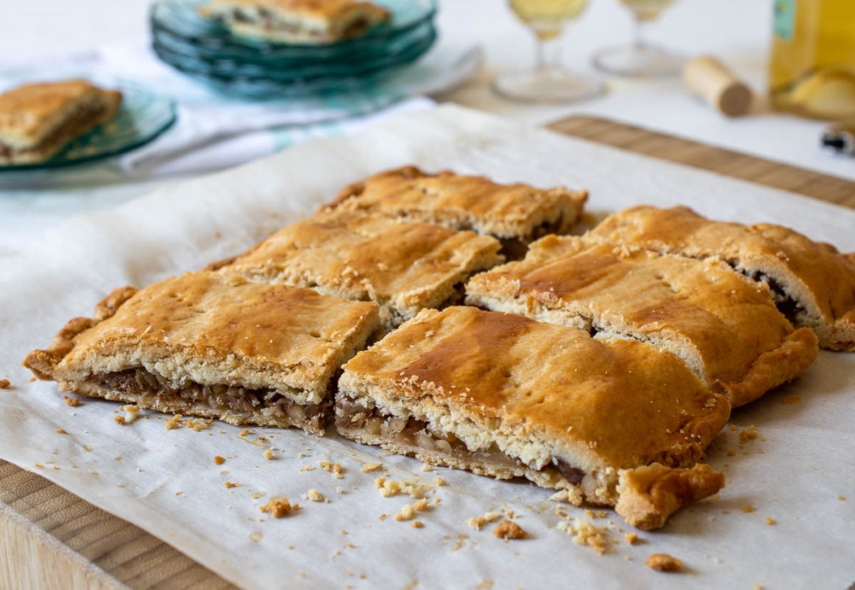Coca amb tonyina. Receta tradicional alicantina
