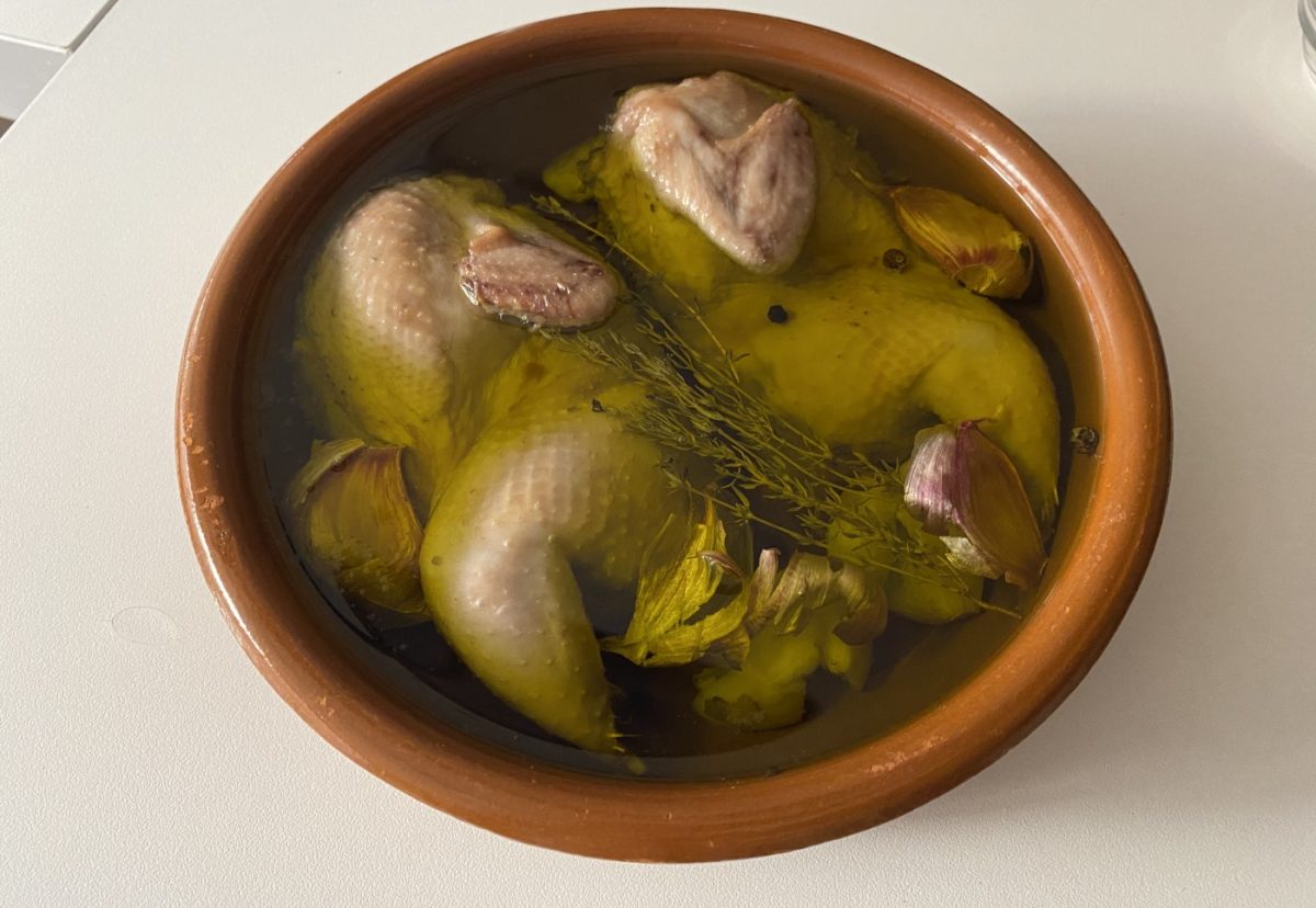 Codorniz confitada con alubias rojas. Un rico guiso de legumbres