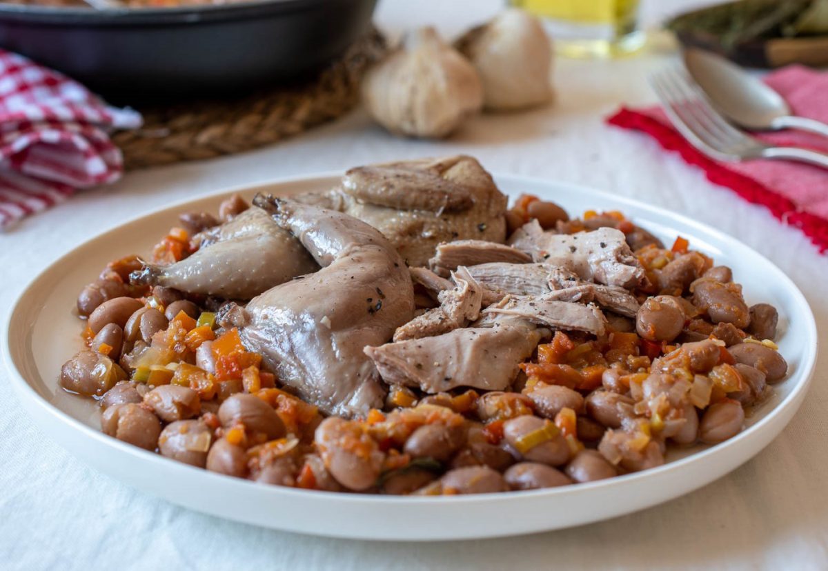 Codorniz confitada con alubias rojas. Un rico guiso de legumbres