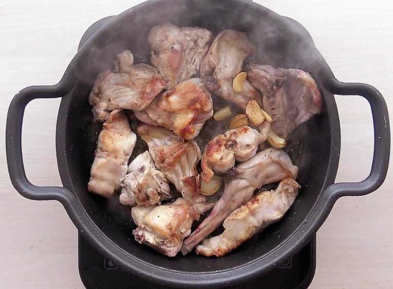 Conejo guisado al ajillo. receta tradicional de la abuela