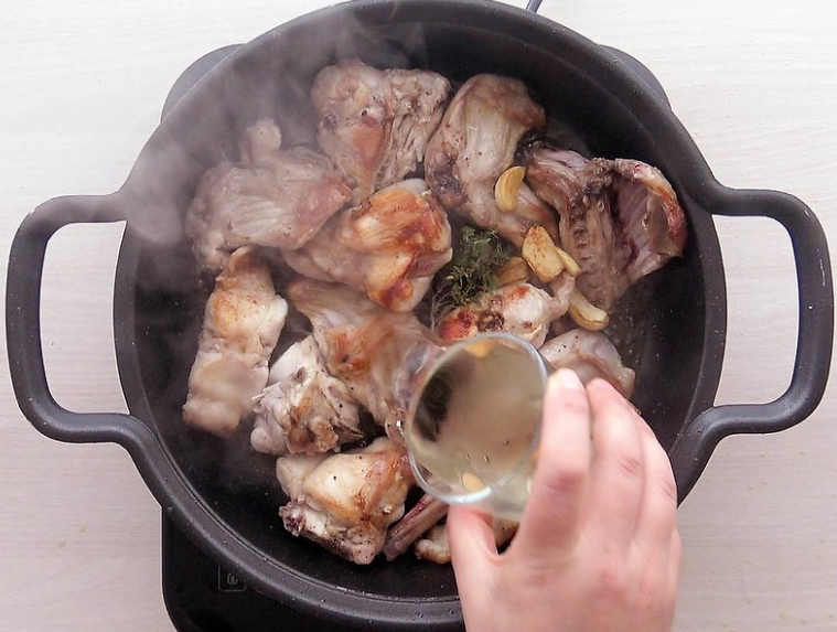 Conejo guisado al ajillo. receta tradicional de la abuela