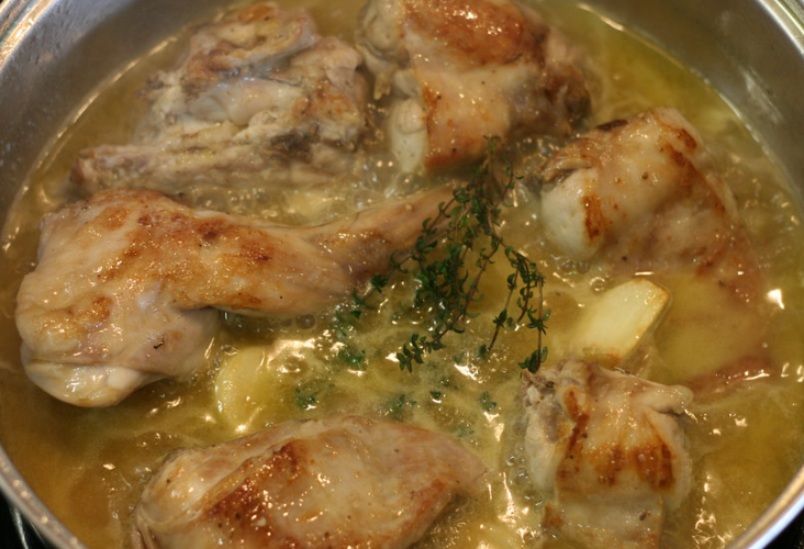 Conejo guisado al ajillo. receta tradicional de la abuela
