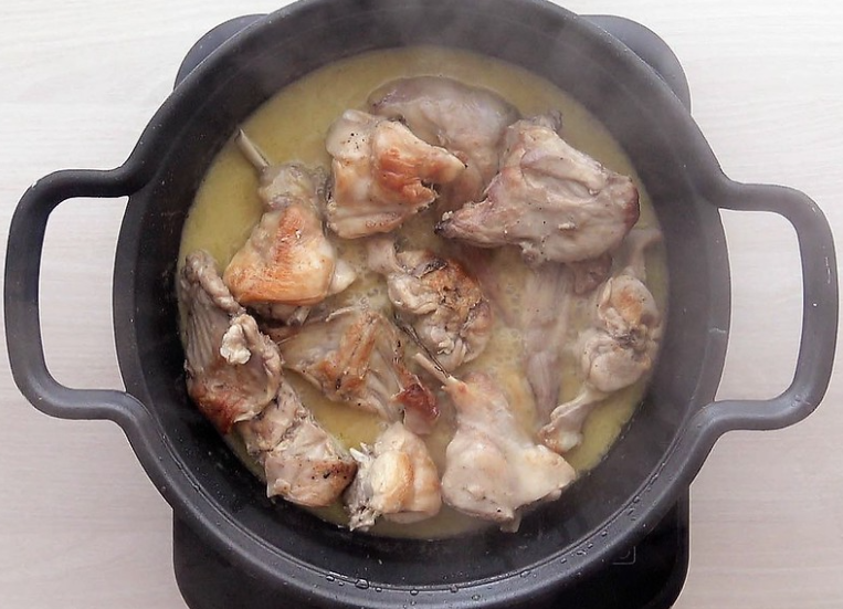 Conejo guisado al ajillo. receta tradicional de la abuela