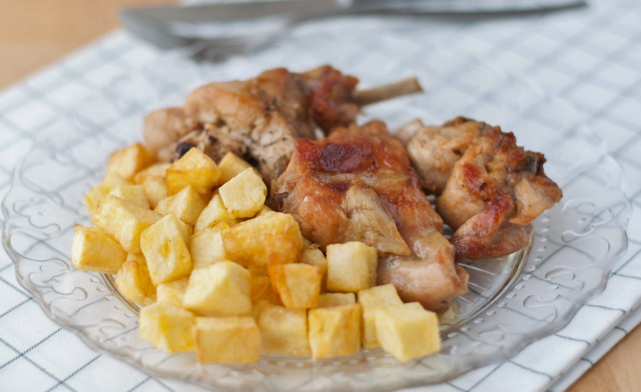 Conejo guisado al ajillo. receta tradicional de la abuela