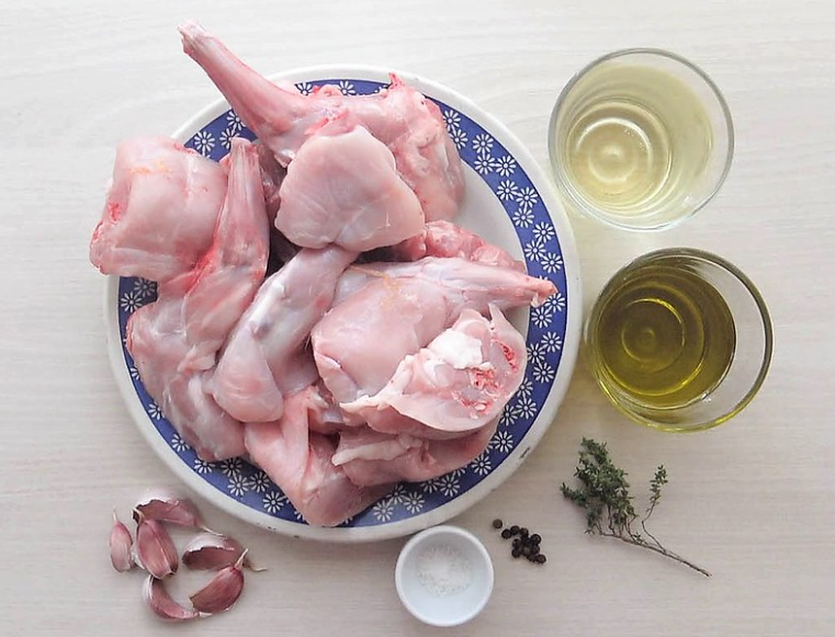 Conejo guisado al ajillo. receta tradicional de la abuela