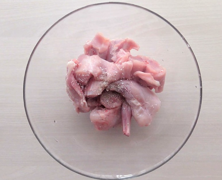 Conejo guisado al ajillo. receta tradicional de la abuela