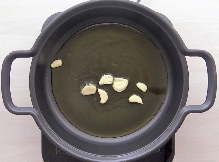 Conejo guisado al ajillo. receta tradicional de la abuela