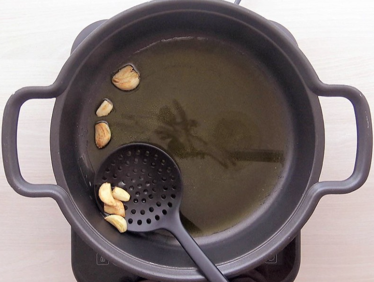 Conejo guisado al ajillo. receta tradicional de la abuela