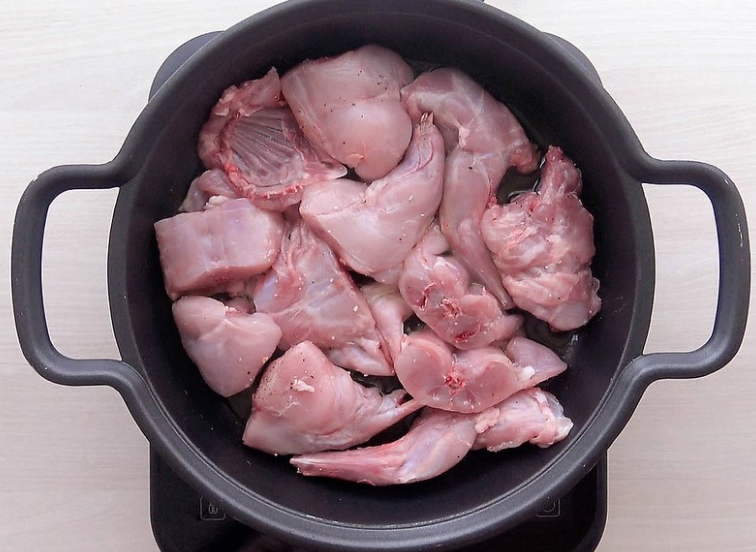 Conejo guisado al ajillo. receta tradicional de la abuela