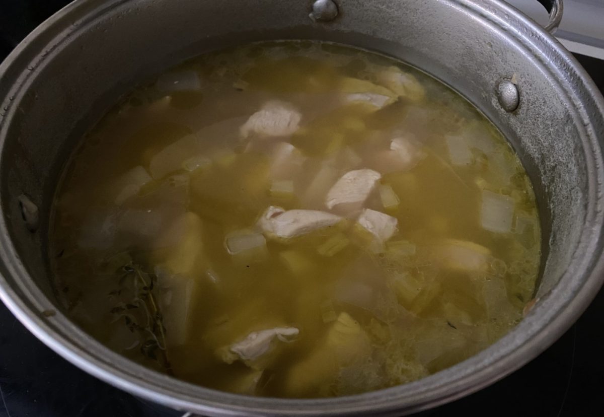 Crema de pollo casera. Una receta rápida para los días fríos