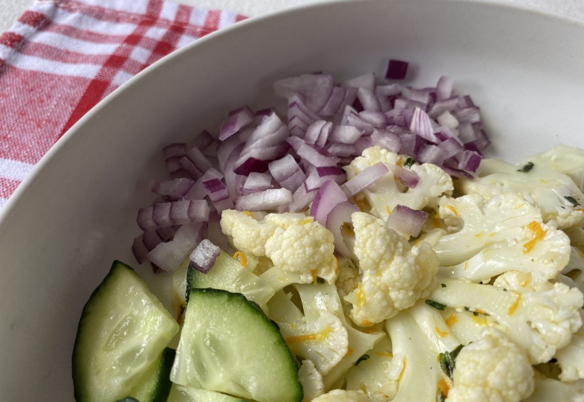 Ensalada de coliflor mediterránea. Perfecta para los días de calor