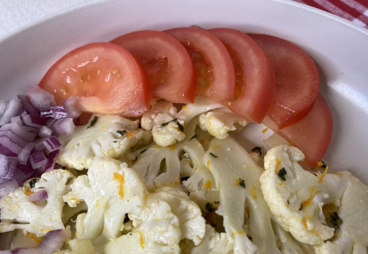 Ensalada de coliflor mediterránea. Perfecta para los días de calor