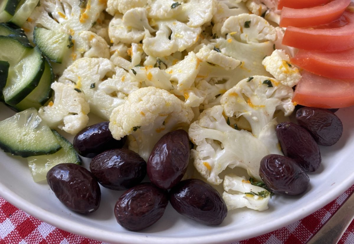 Ensalada de coliflor mediterránea. Perfecta para los días de calor