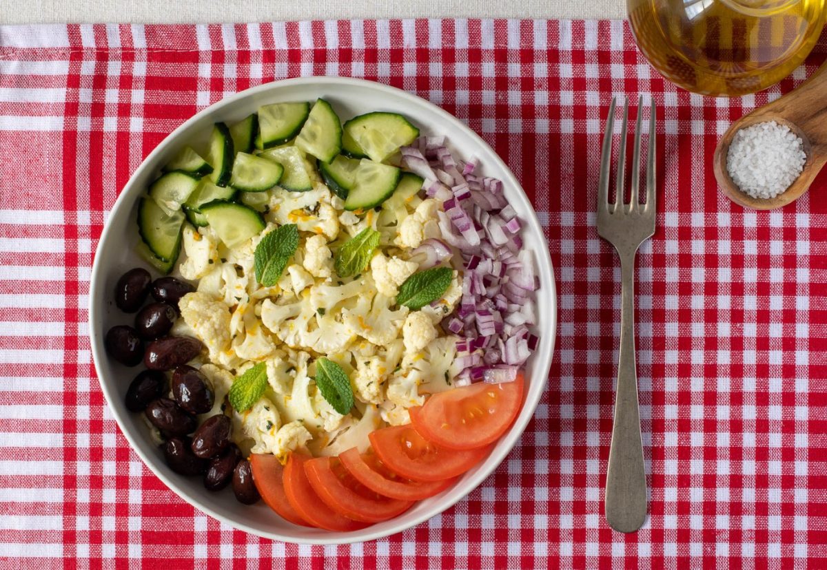 Ensalada de coliflor mediterránea. Perfecta para los días de calor