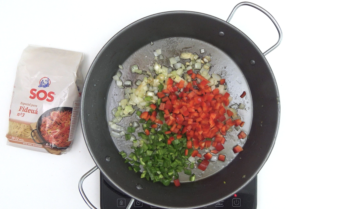 Fideuá de marisco. Receta tradicional valenciana