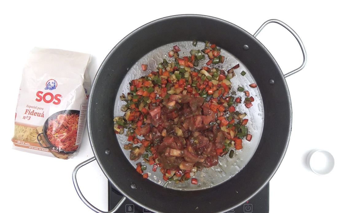 Fideuá de marisco. Receta tradicional valenciana