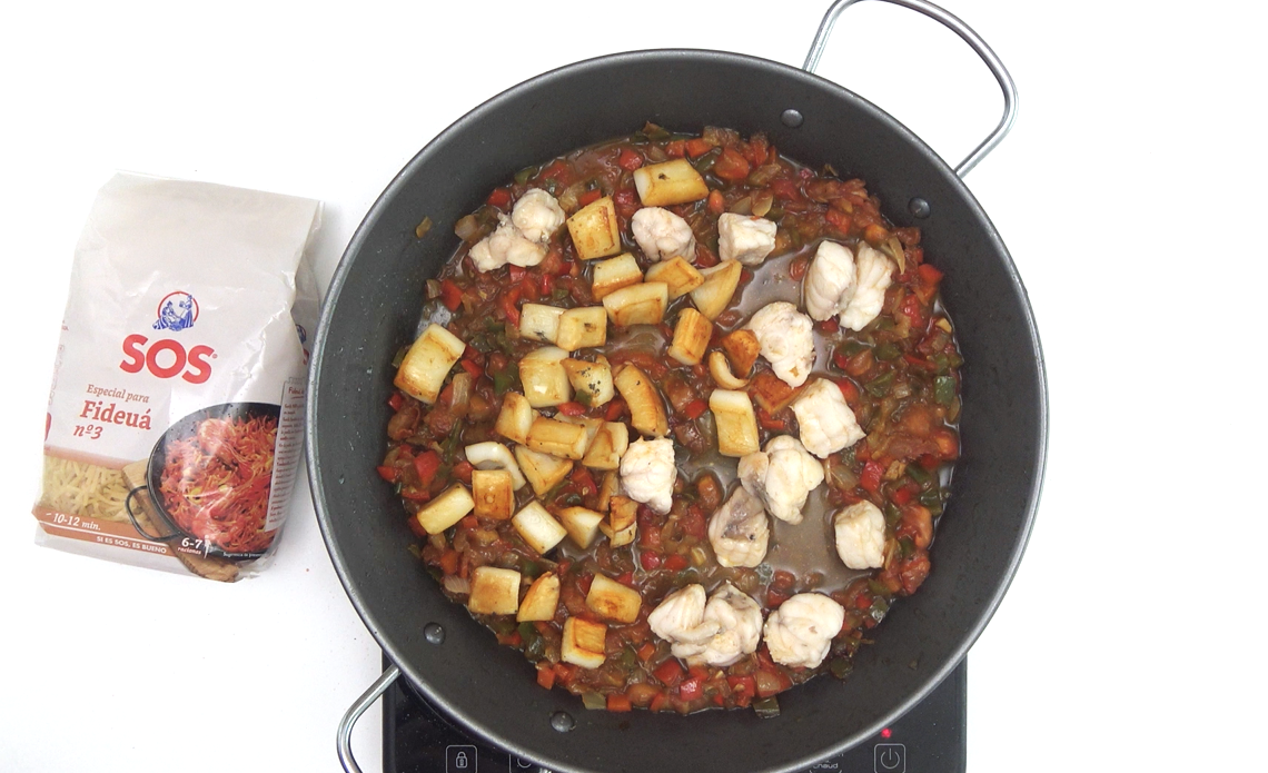 Fideuá de marisco. Receta tradicional valenciana