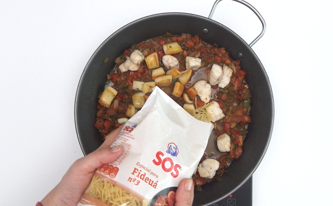 Fideuá de marisco. Receta tradicional valenciana