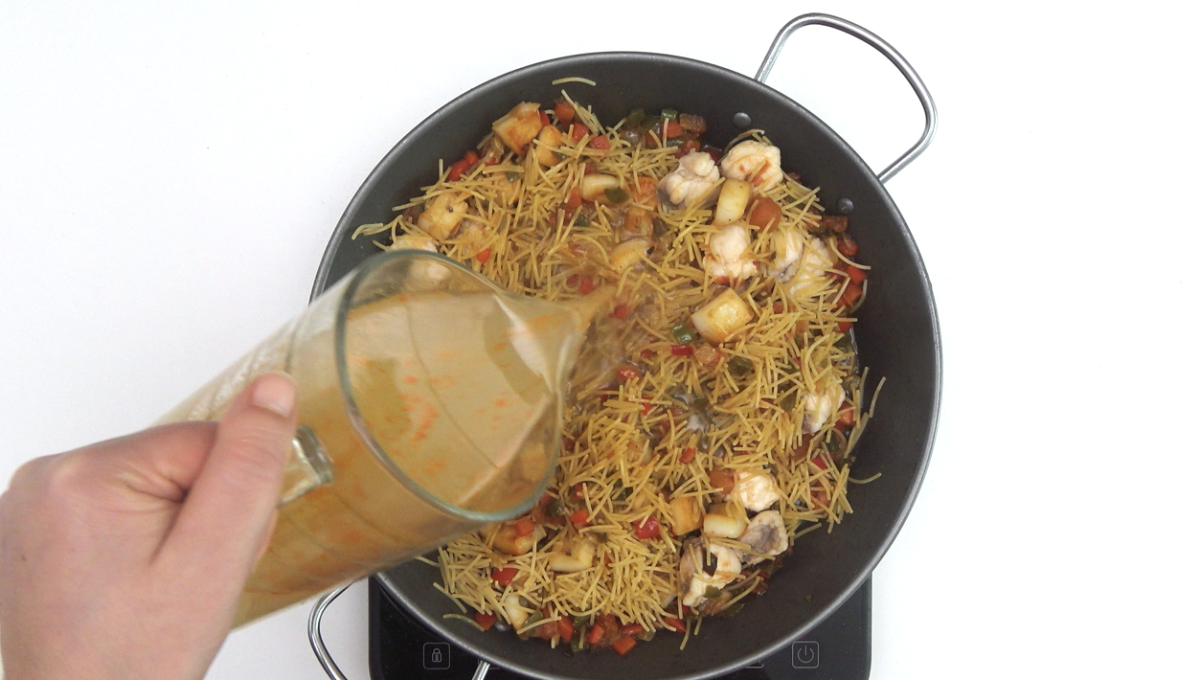 Fideuá de marisco. Receta tradicional valenciana