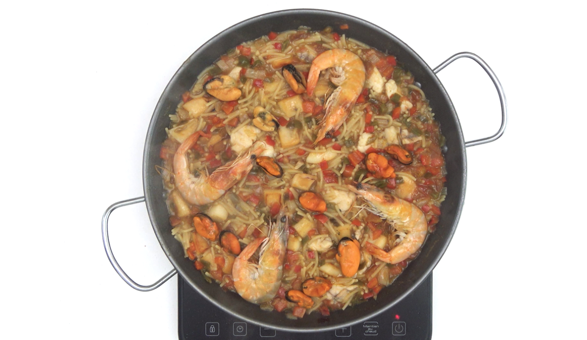 Fideuá de marisco. Receta tradicional valenciana