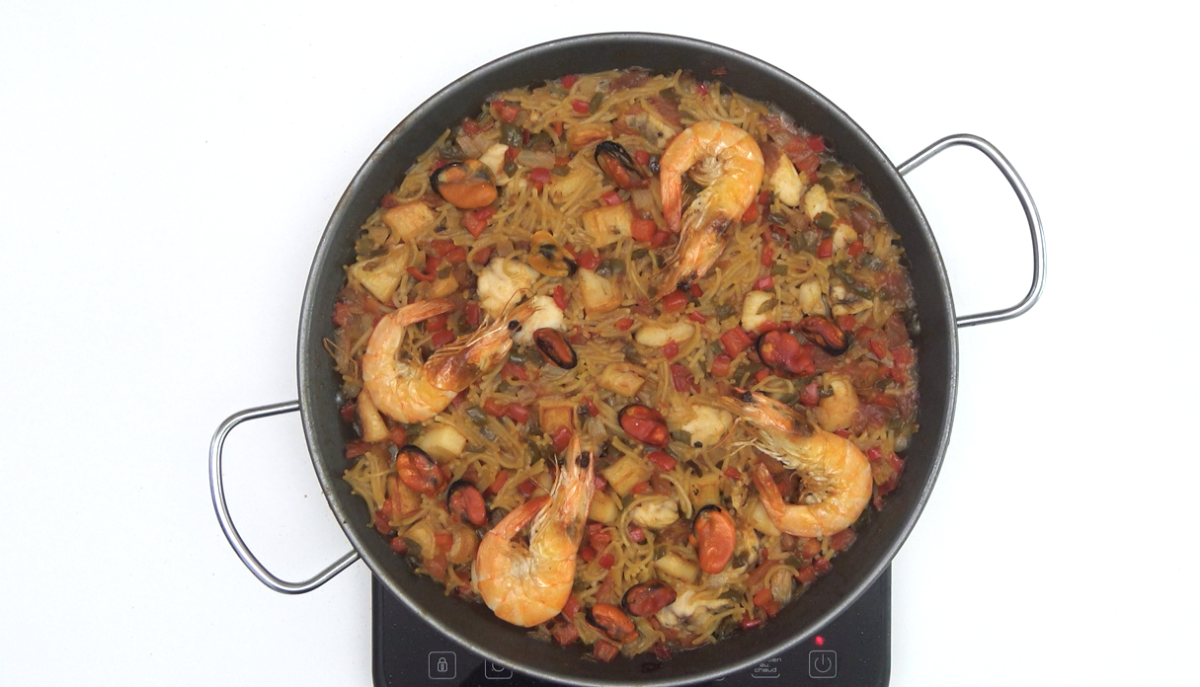 Fideuá de marisco. Receta tradicional valenciana
