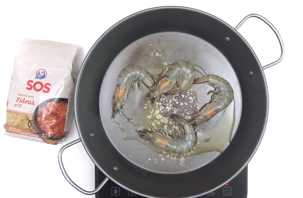 Fideuá de marisco. Receta tradicional valenciana