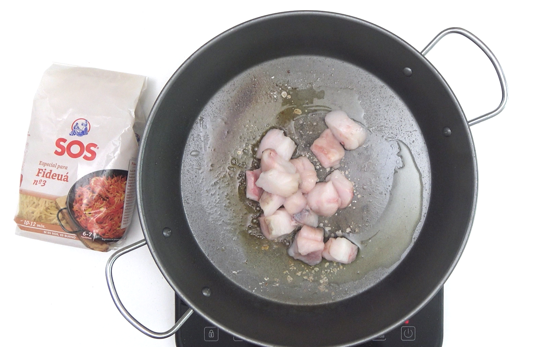 Fideuá de marisco. Receta tradicional valenciana