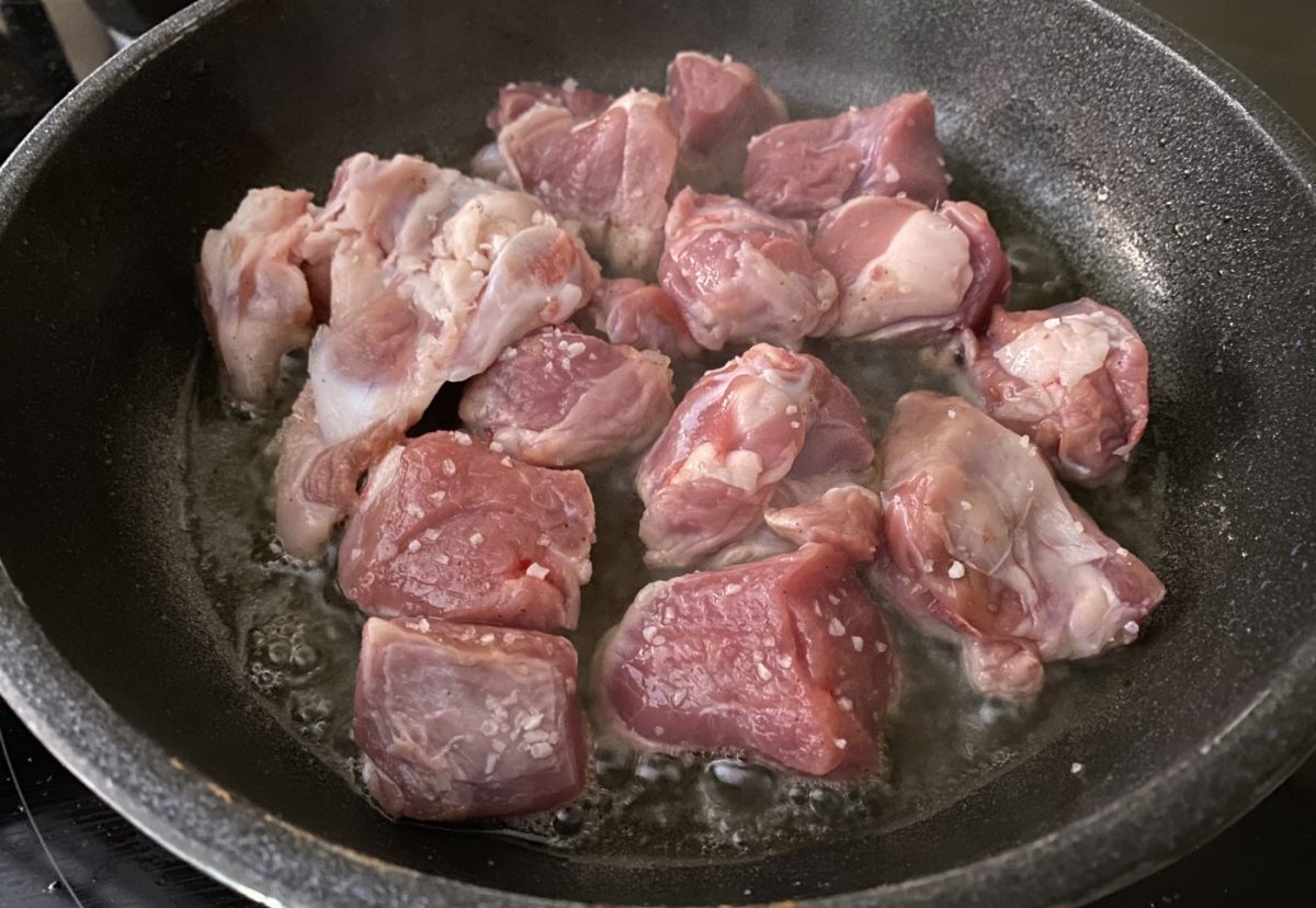 Guisado de pierna de cordero. Un manjar sabroso y tradicional