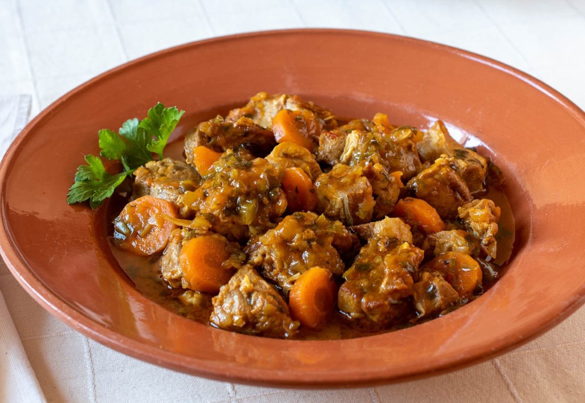 Guisado de pierna de cordero. Un manjar sabroso y tradicional