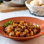 Guisado de pierna de cordero. Un manjar sabroso y tradicional