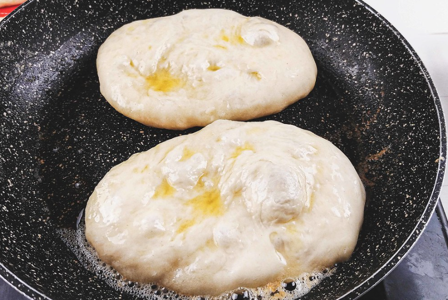 Pan naan indio. Pan fácil sin horno, hecho en sartén