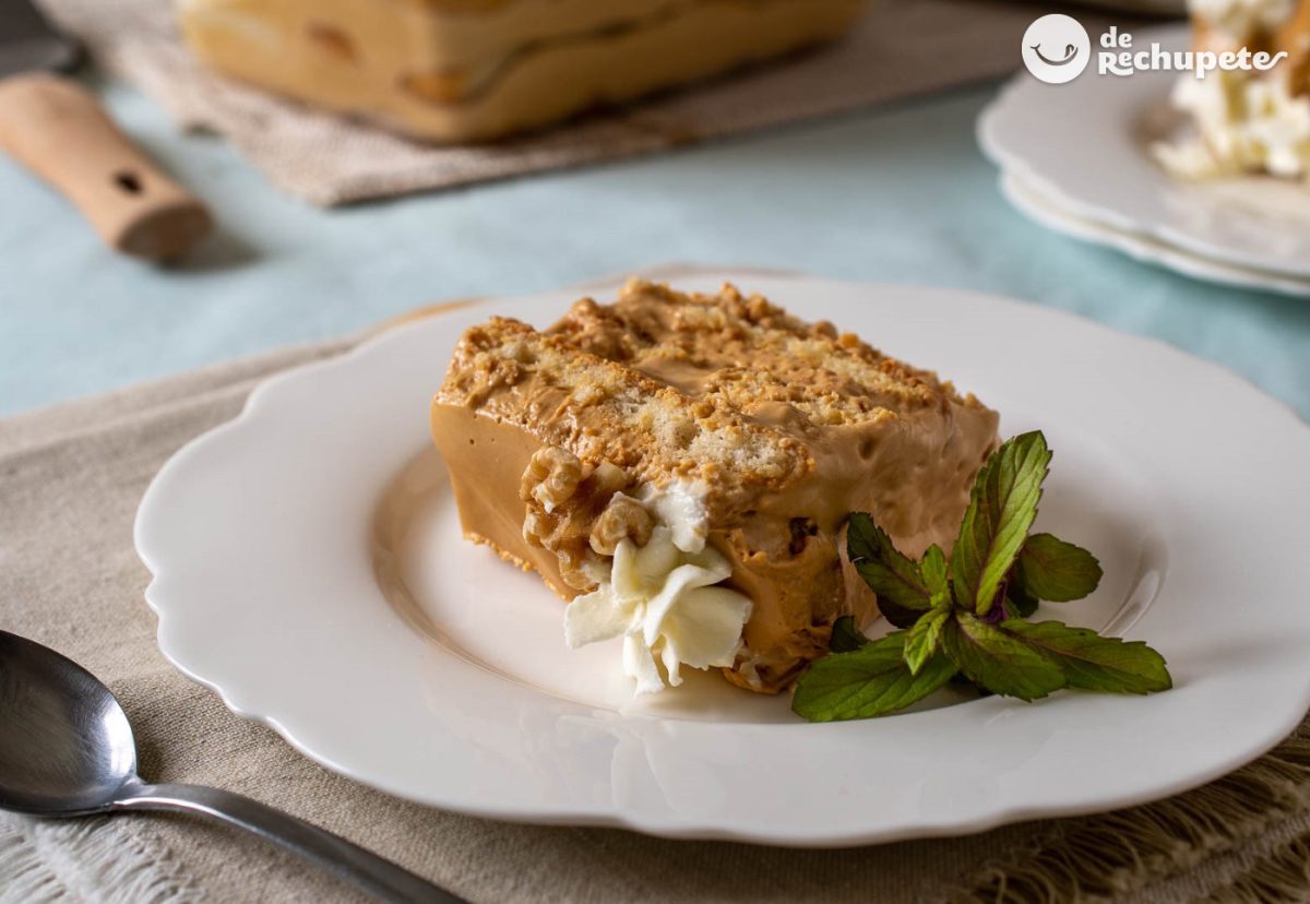Pastel borracho argentino. Postre delicioso relleno de dulce de leche