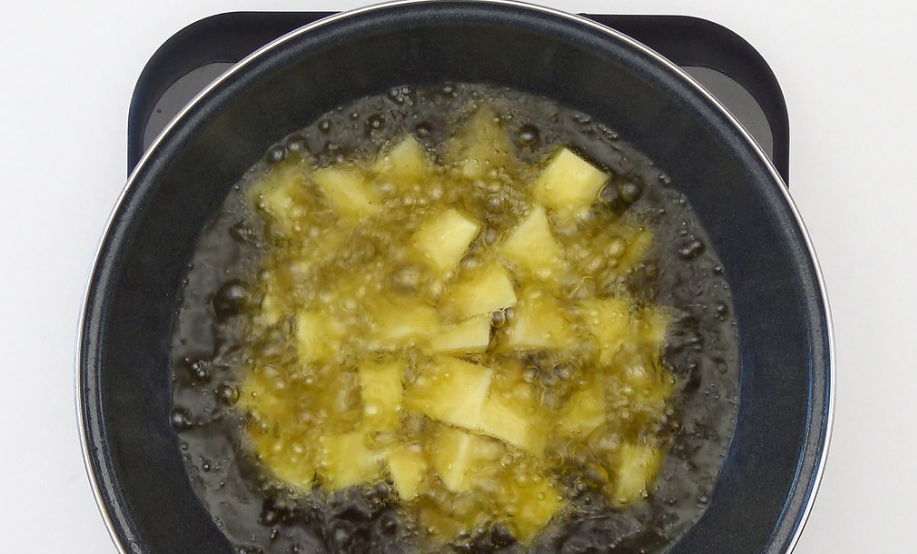 Conejo guisado al ajillo. receta tradicional de la abuela