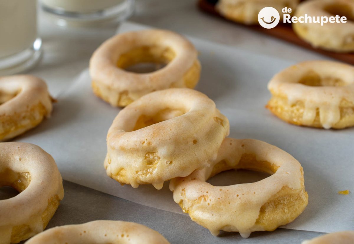 Rosquillas de alcalá. rosquillas de hojaldre con yema