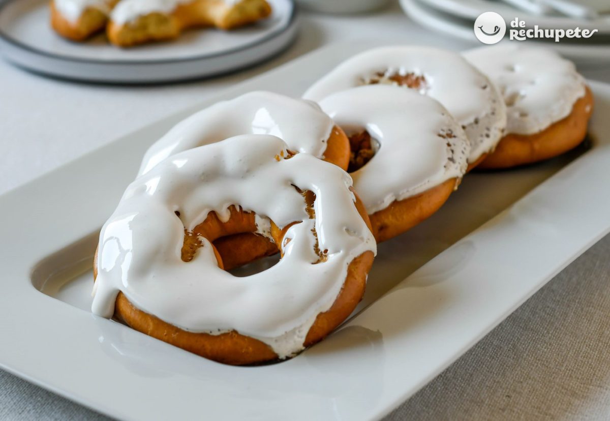 Rosquillas de Santa Clara. Receta tradicional madrileña con merengue blanco para San Isidro
