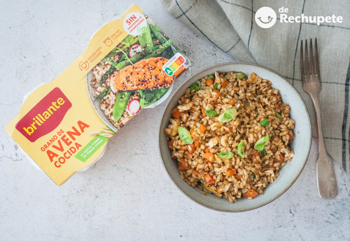 Salteado de avena cocida con verduras, un plato rápido y saludable