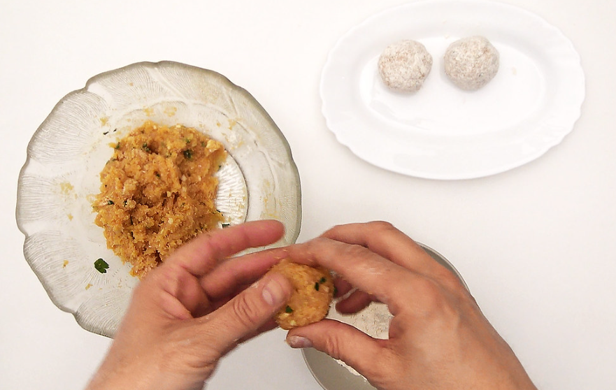 Albóndigas de pollo en salsa pepitoria. La receta de la abuela en formato albóndiga