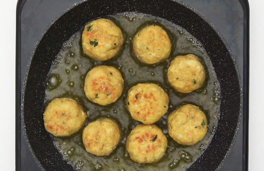 Albóndigas de pollo en salsa pepitoria. La receta de la abuela en formato albóndiga
